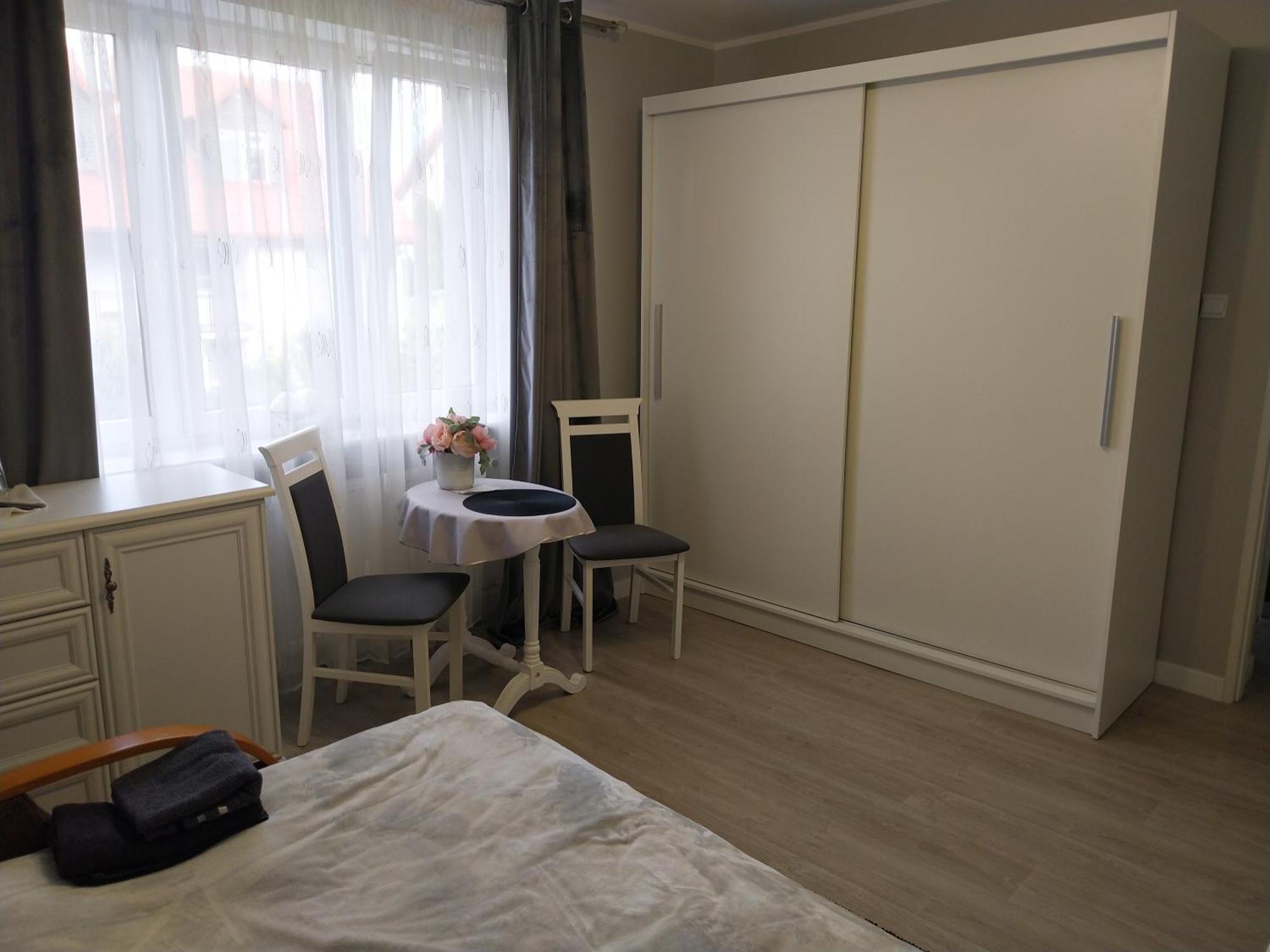 Pokoje Goscinne Slupy Olsztyn - Parking Bagian luar foto